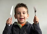 Barn med kniv og gaffel
